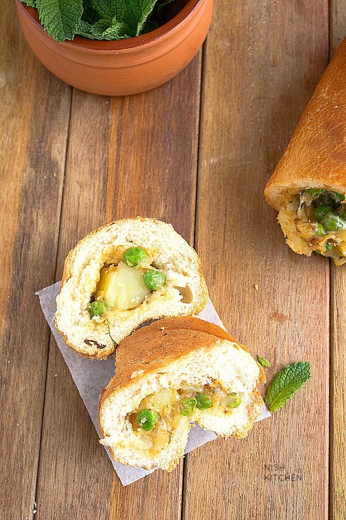 stuffed french bread with samosa